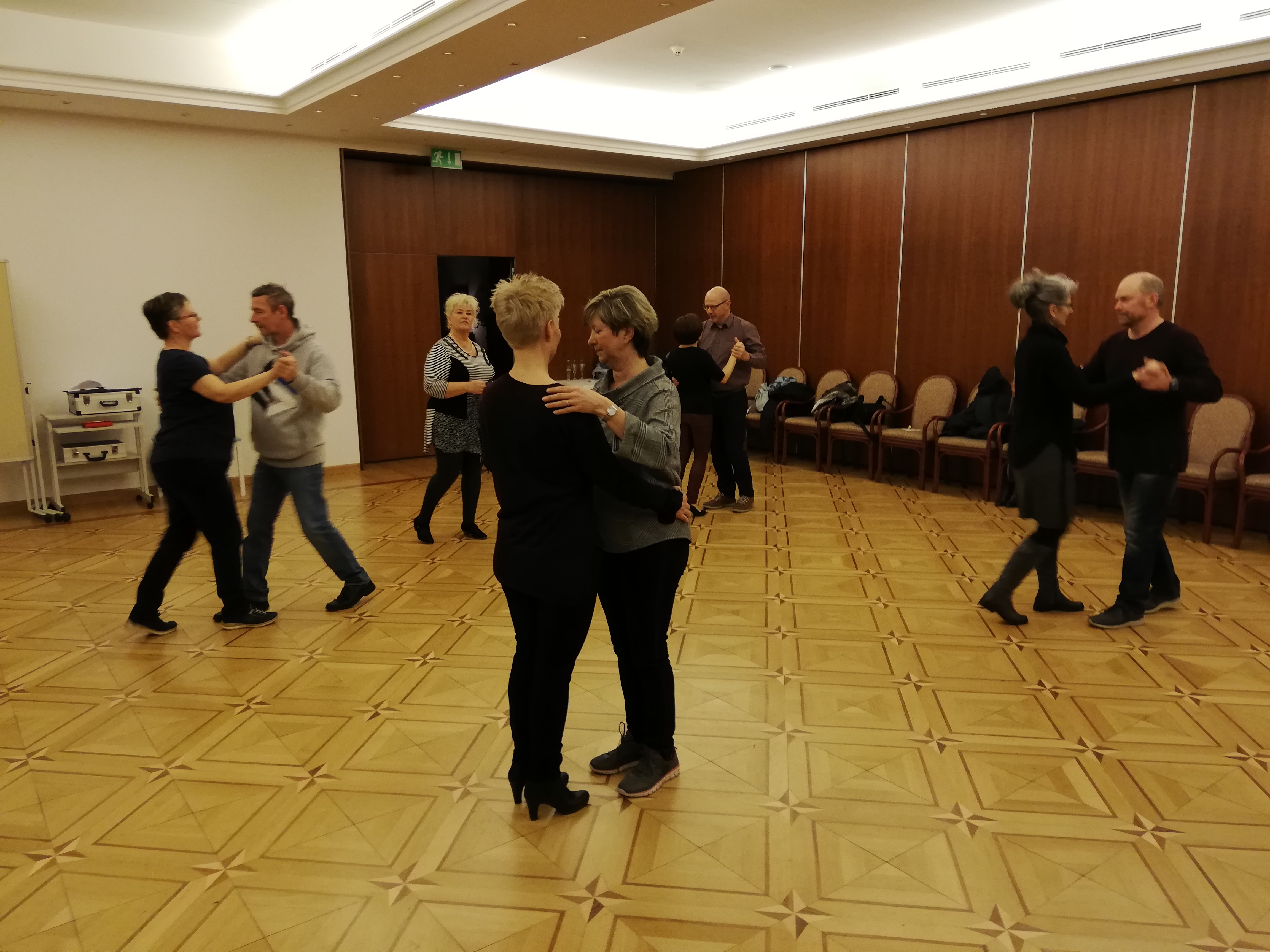 Walzerschritt in der Offenen Tanzstunde im Parkhotel Am Glienberg 