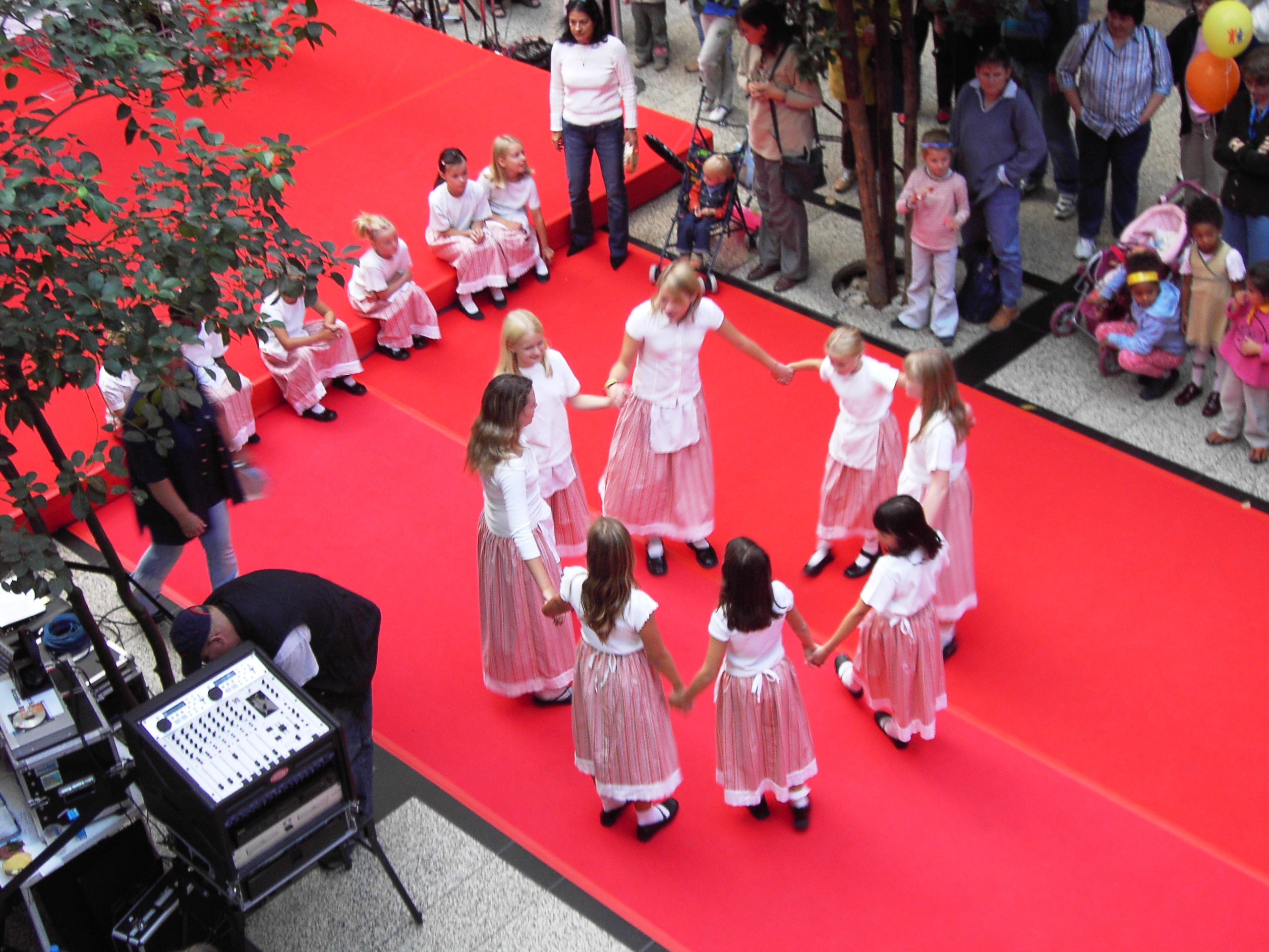 Mariendorfer Tanz Teens auf dem Internationalen Kinderfest Potsdamer Platz Berlin