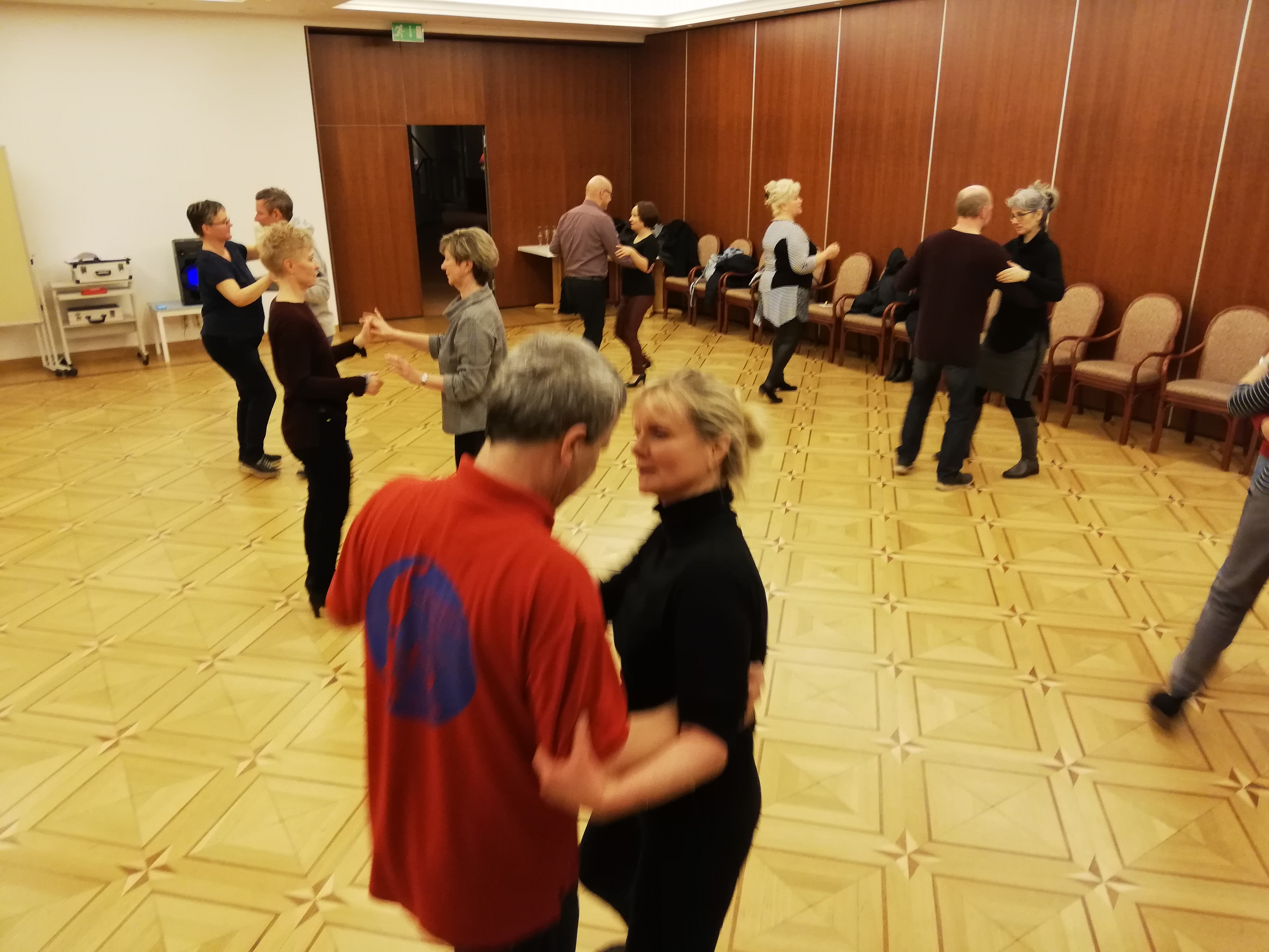 Üben des Walzer-Grundschritts in der Offenen Tanzstunde im Parkhotel Am Glienberg in Zinnowitz