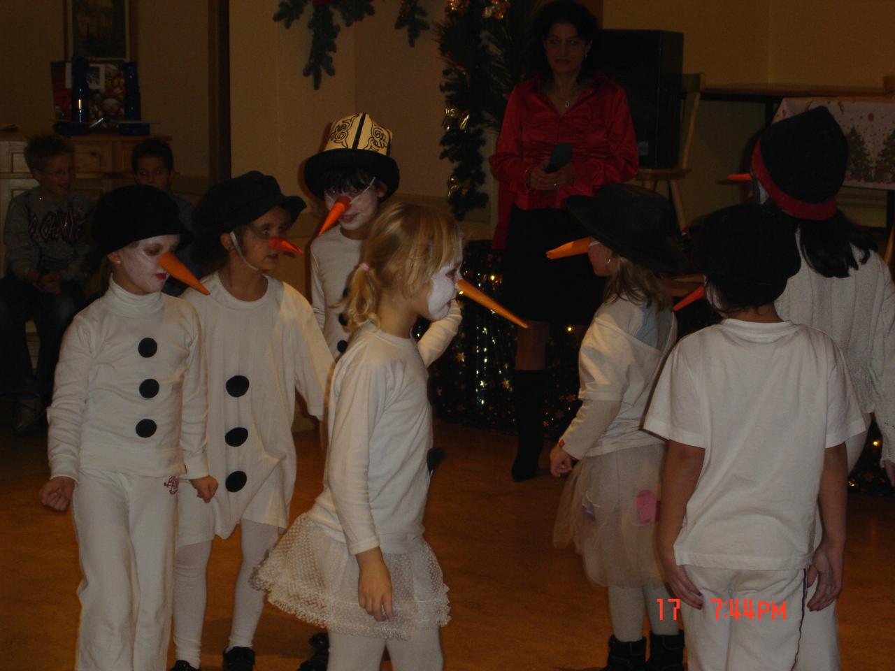 Mädchentanzgruppe Mariendorf tanzt das Winter-Medley auf der Weihnachtsfeier der Firma Dominanz2000